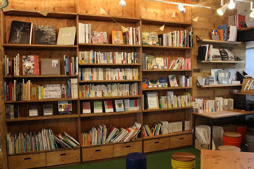 本棚にずらりと並んだ本はすべて購入可能。子ども向けの絵本も多数。