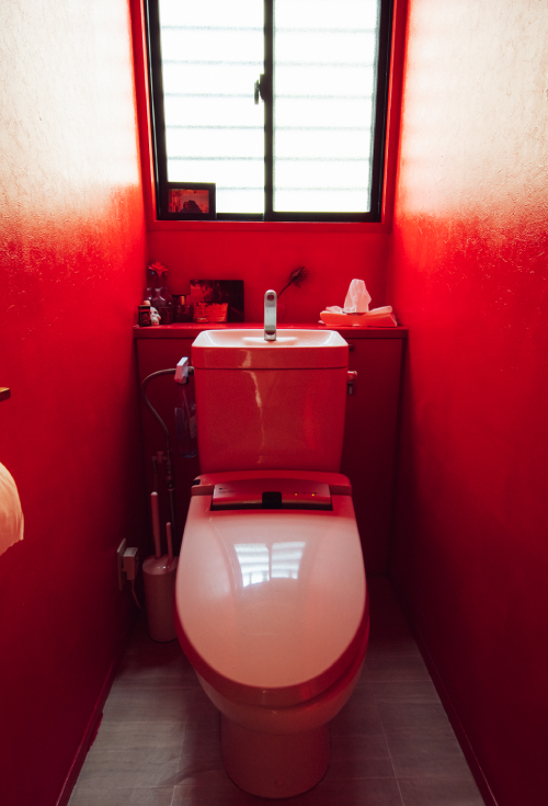 ポップな赤いトイレ