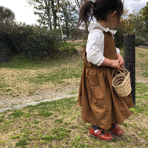 haritoitoのエプロンワンピースを着た女の子