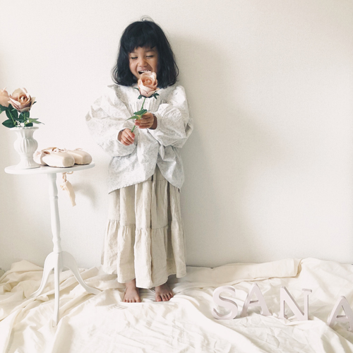 韓国子ども服を着た女の子のホワイトワントーンコーデ