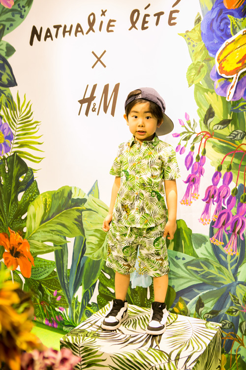 H&M×ナタリーレテの洋服を着た男の子