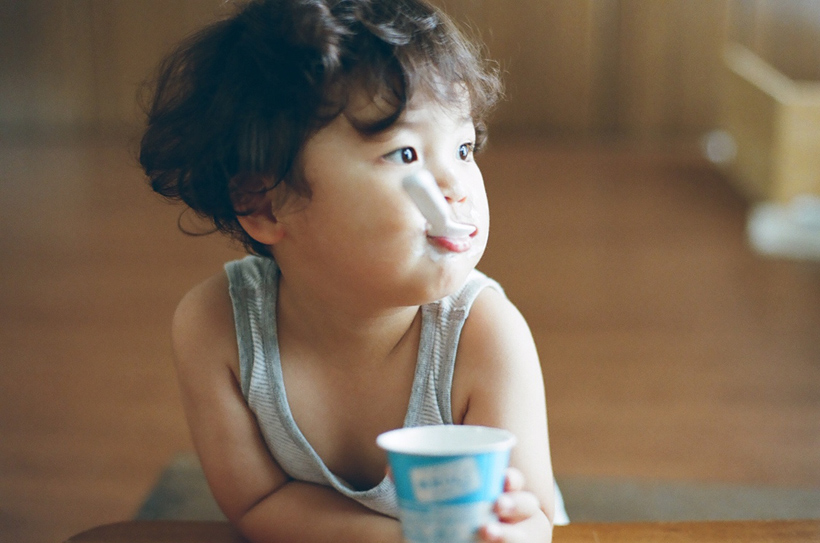 インスタグラマー@aoxdaysさんの子ども写真　アイスを食べる男の子