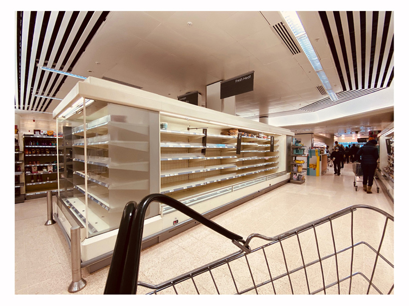 コロナウイルスの影響で品薄のロンドンのスーパーマーケット