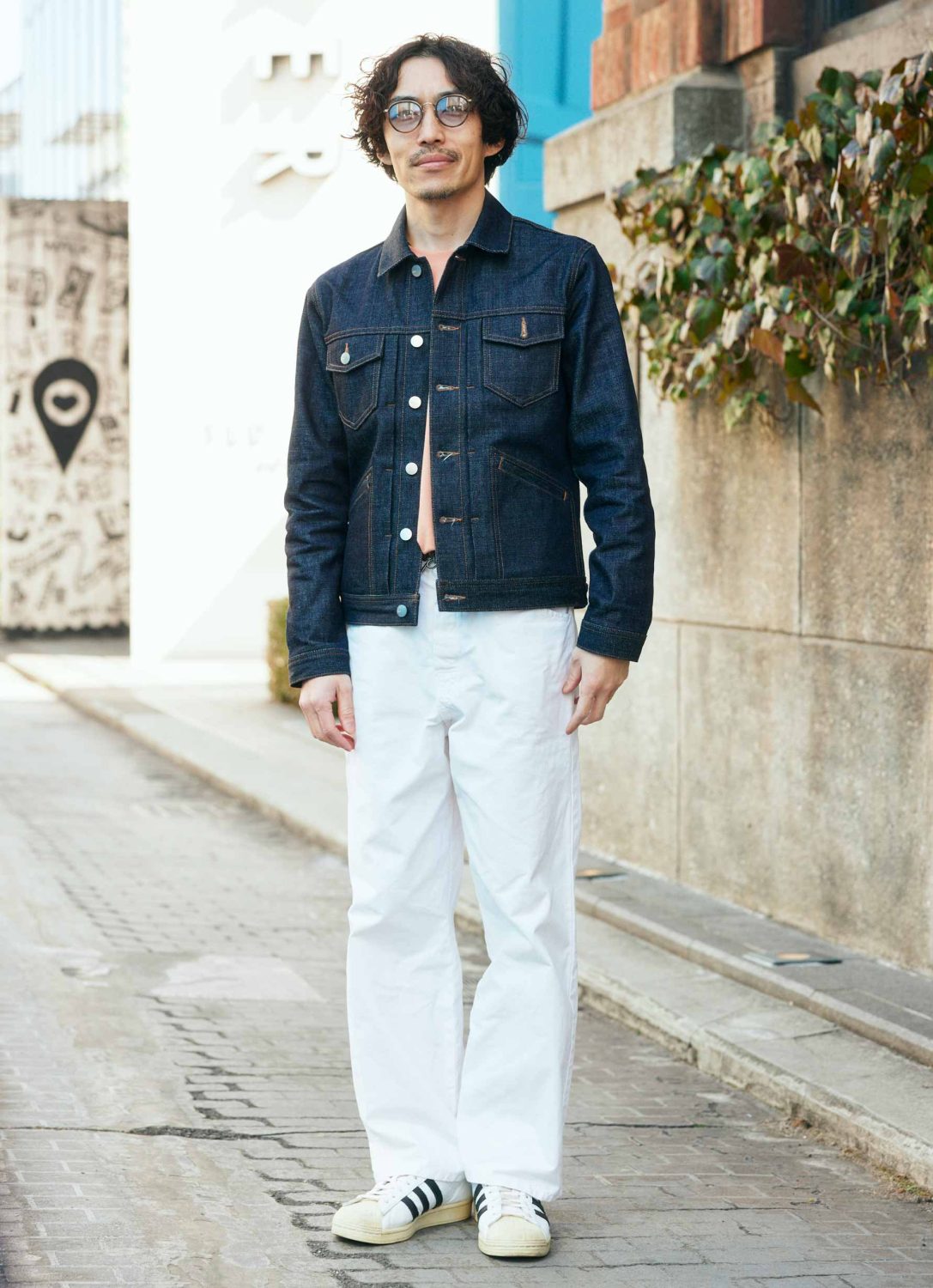 エスニック調の柄シャツがアクセント！ オレンジ×レッドでエネルギッシュに