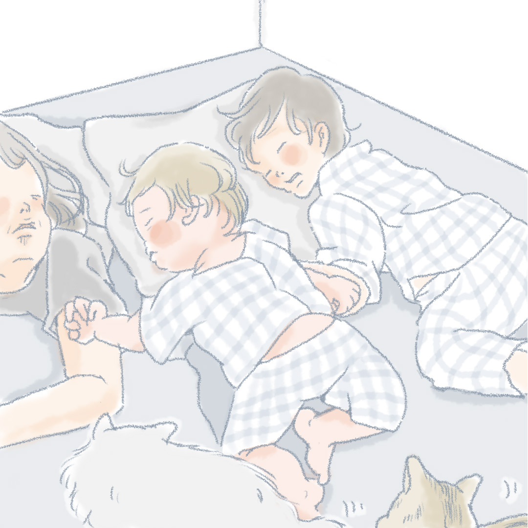 寝ているmitoさんと子どもたち　猫がやってきた