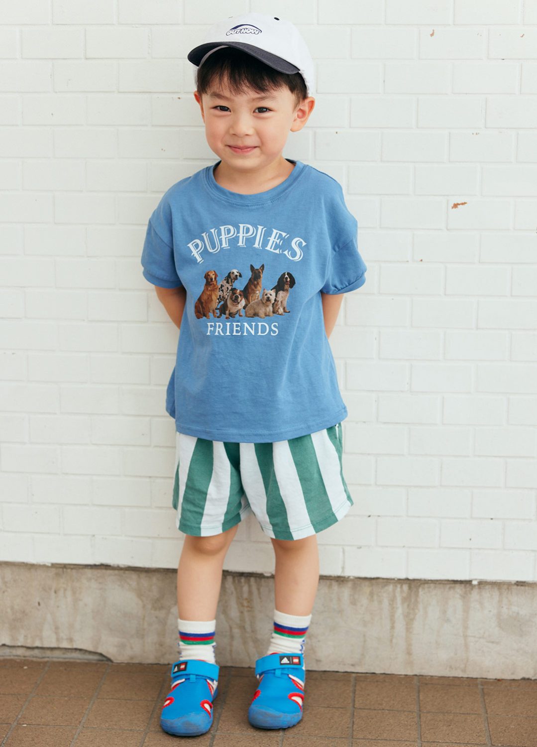 シックでポップな夏コーデ。ネイビーブルーをベースに彩度をプラス