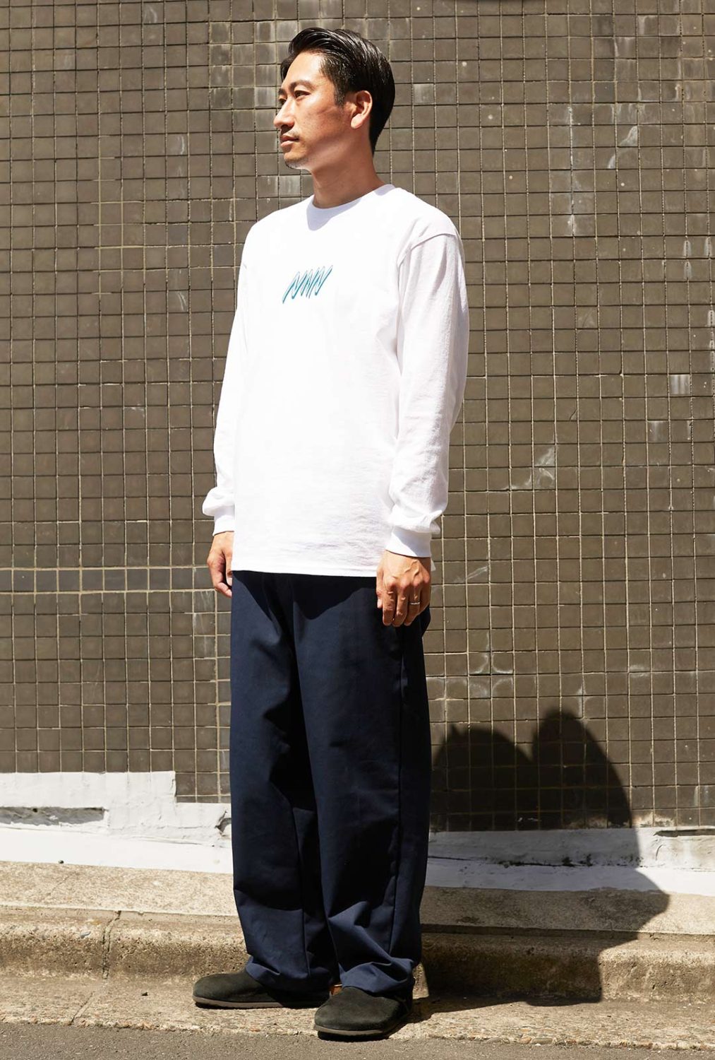 アニマル柄シャツが主役！ 黒ワンピと合わせてリゾート風に