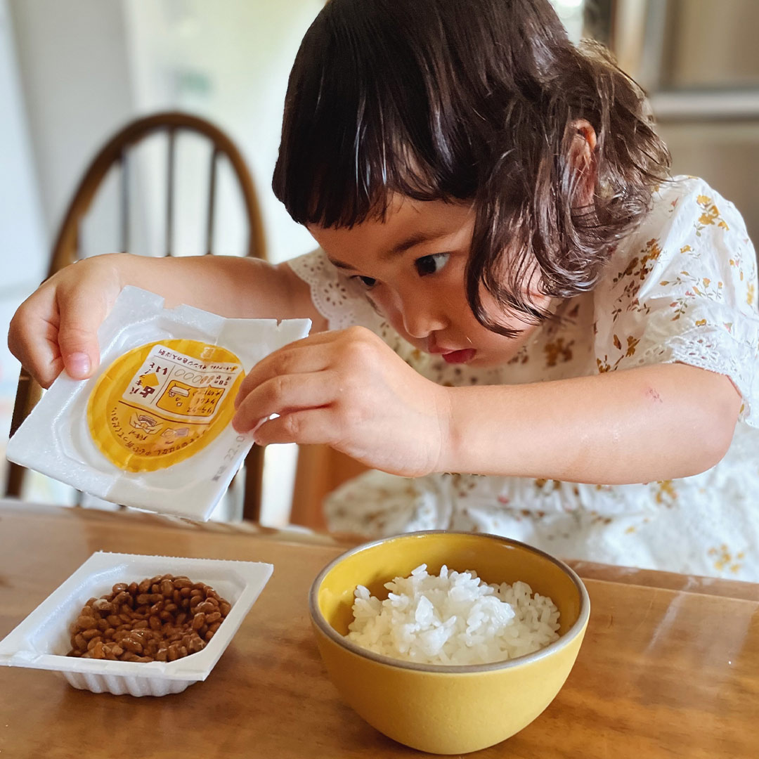 自分で混ぜて楽しい！ 子どもが喜ぶ納豆『とろっ豆™』。占い付き納豆で運勢をチェック！