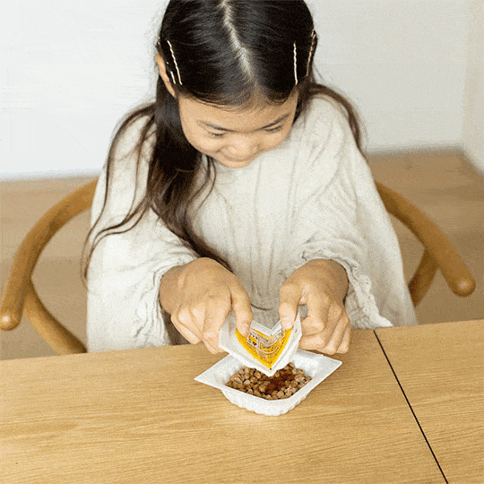 自分で混ぜて楽しい！ 子どもが喜ぶ納豆『とろっ豆™』。占い付き納豆で運勢をチェック！