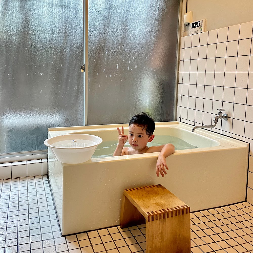 家族でAirBnB体験！逗子の古民家に宿泊！「桜山ノウチ」清潔感のあるお風呂。