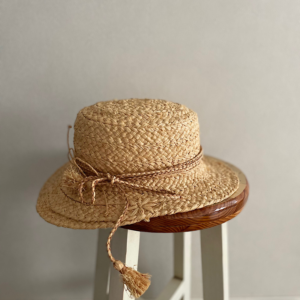 上品な麦わら帽子を選ぶならヘレンカミンスキー！丁寧なものづくりとモダンなデザイン。