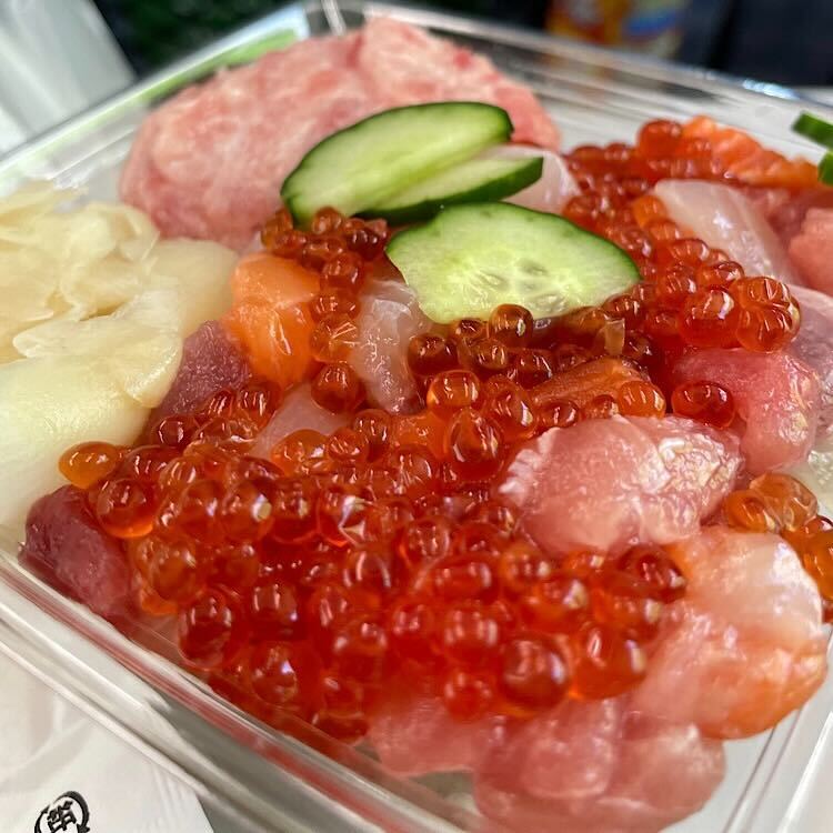 帰省した夏休み。あずさに乗って松本へ。バスタ新宿で買ったちらし寿司！美味！