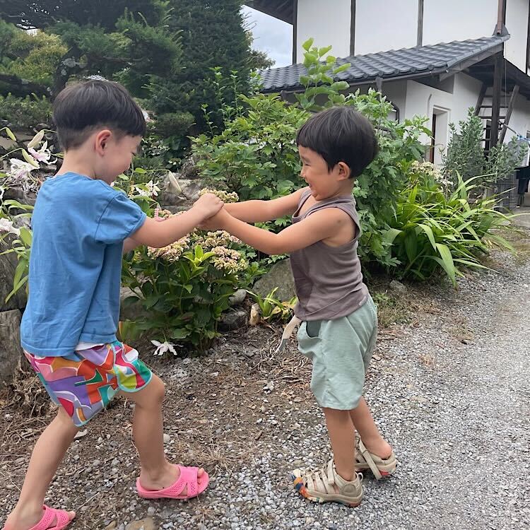 親戚の子と水遊びをした日。水風船で遊ぶ太郎たち。