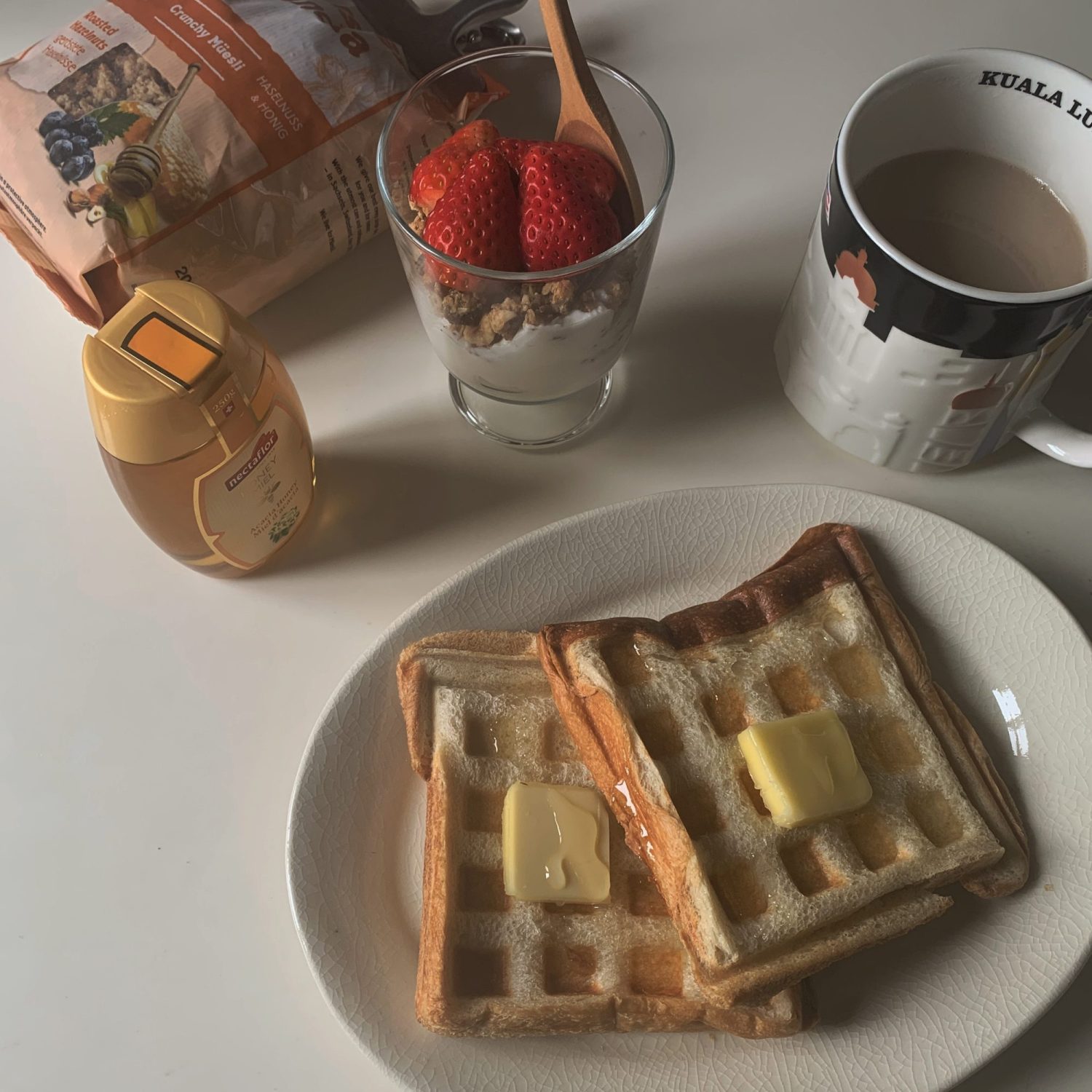 IKEAのゴブレットを使用した、おしゃれな朝食