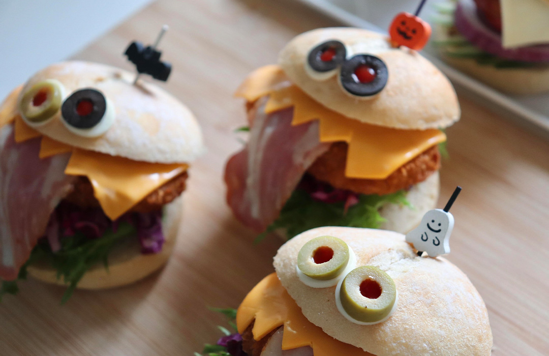 【ハロウィンレシピ】おちゃめモンスターのハンバーガー&コロッケバーガー