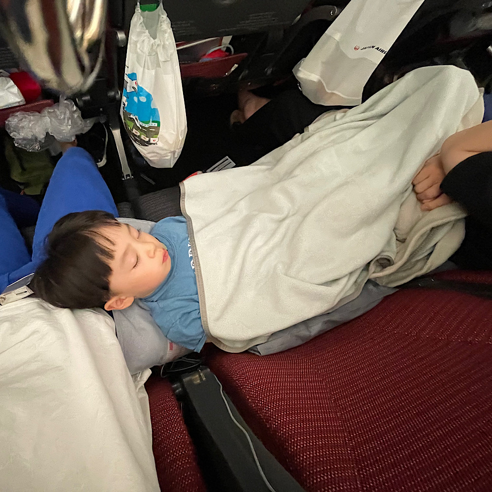 4歳児子連れ海外旅行！ハワイ島6泊8日の旅！ドキドキの出発日編ブログ！食事が終わり機内が暗くなり、横になった途端寝た息子。