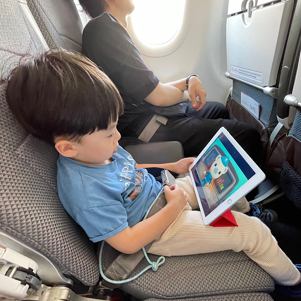 4歳児子連れ海外旅行！ハワイ島6泊8日の旅！ドキドキの出発日編ブログ！乗り継ぎにばたつきましたが、なんとか無事う予定通りの乗継便に搭乗！息子は機内でipadを見ながら過ごしました。