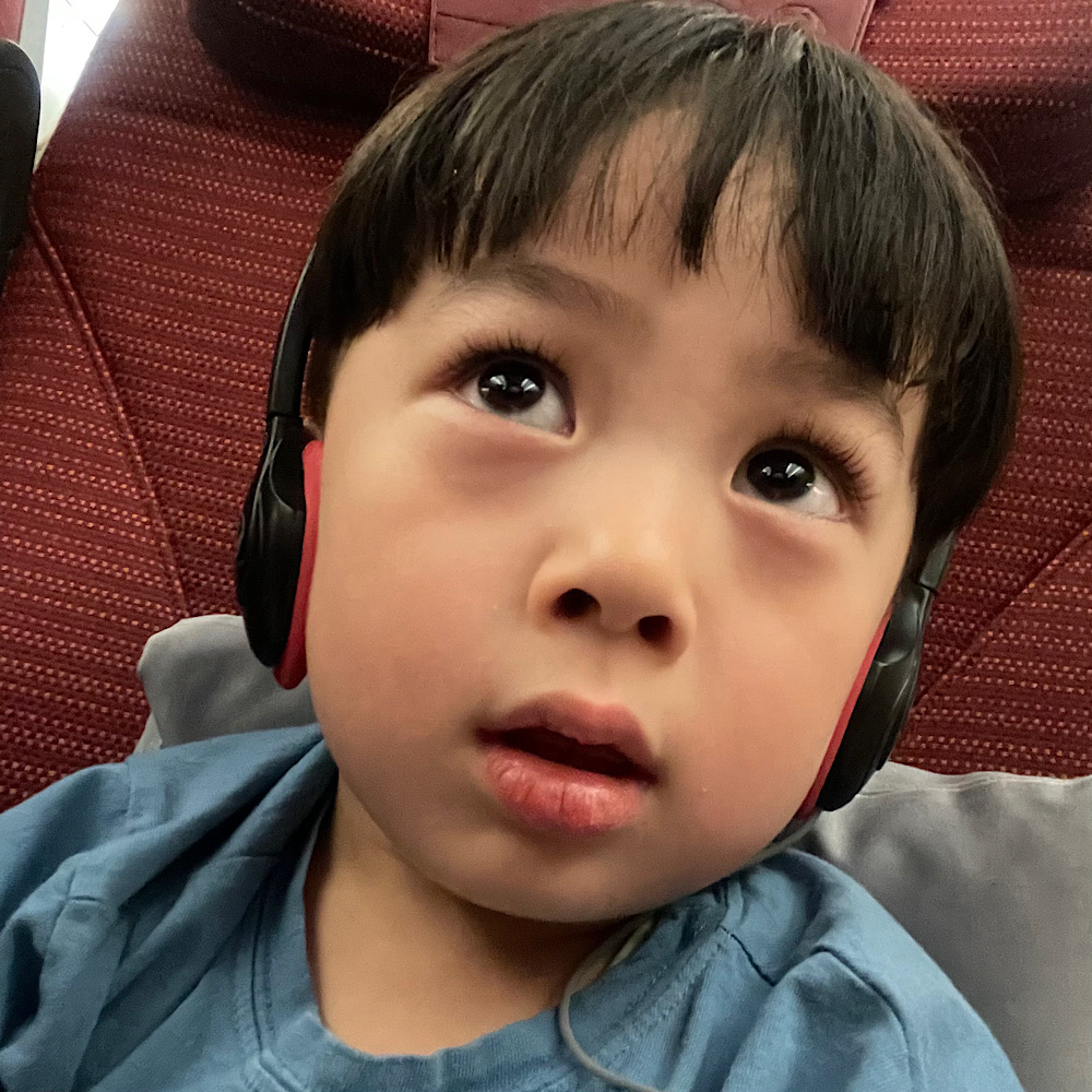 4歳児子連れ海外旅行！ハワイ島6泊8日の旅！ドキドキの出発日編ブログ！やっと搭乗時間！座席に座るやいなやヘッドフォンを装着する息子。