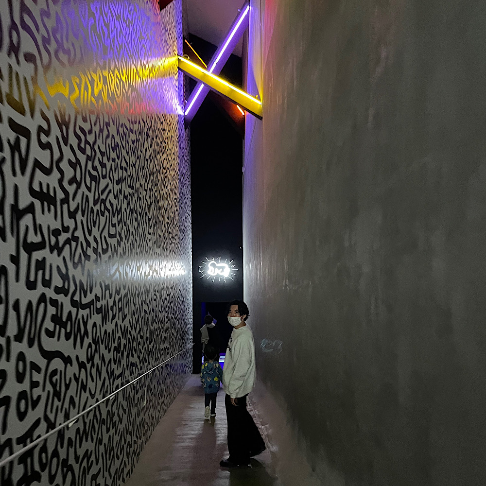 子どもと楽しめる美術館の紹介！八ヶ岳にある中村キース・ヘリング美術館。入り口は暗い中にキースの作品のネオンが光っています！