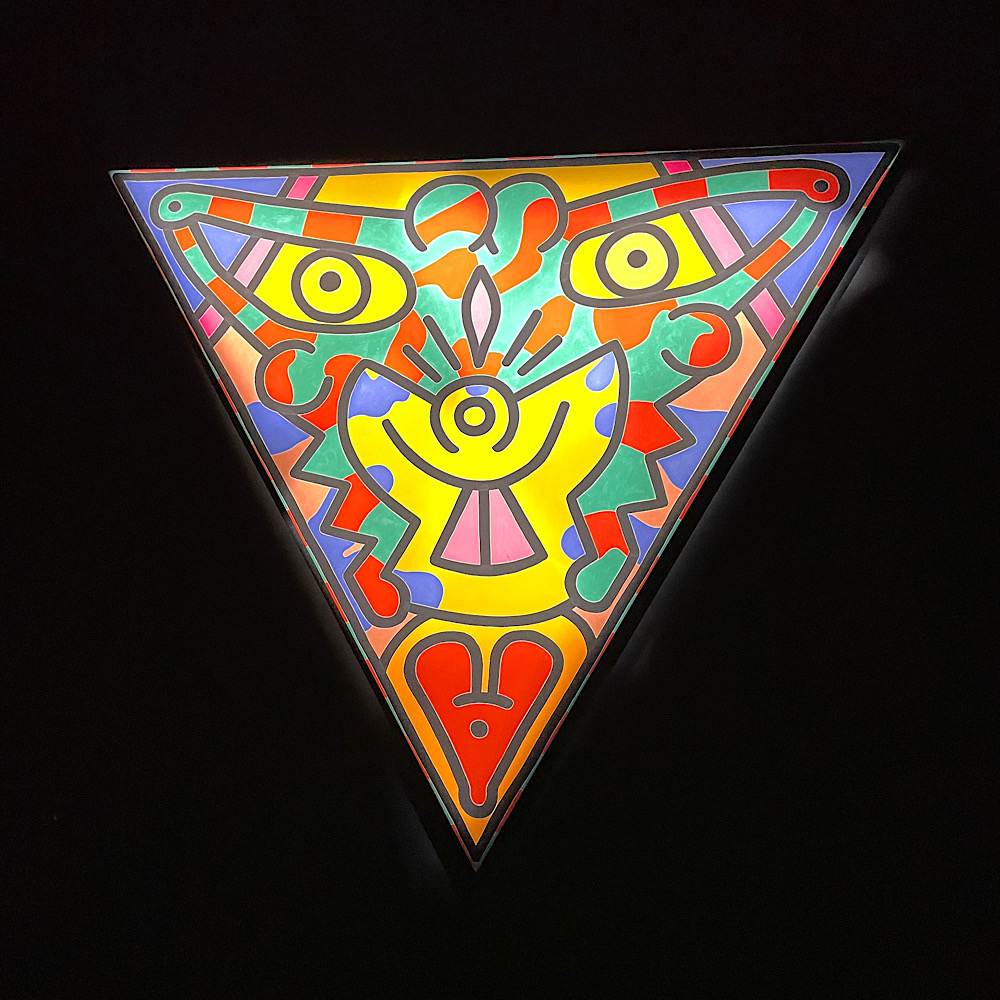 子どもと楽しめる美術館の紹介！八ヶ岳にある中村キース・ヘリング美術館。暗い空間の中に光るキース・ヘリングの作品。
