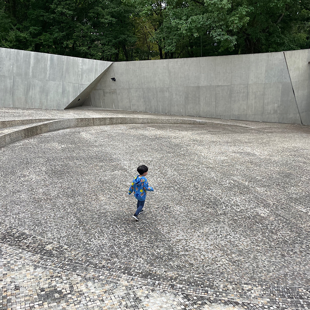 子どもと楽しめる美術館の紹介！八ヶ岳にある中村キース・ヘリング美術館。迷路のような空間を抜けると、最後には広いお庭が出現！