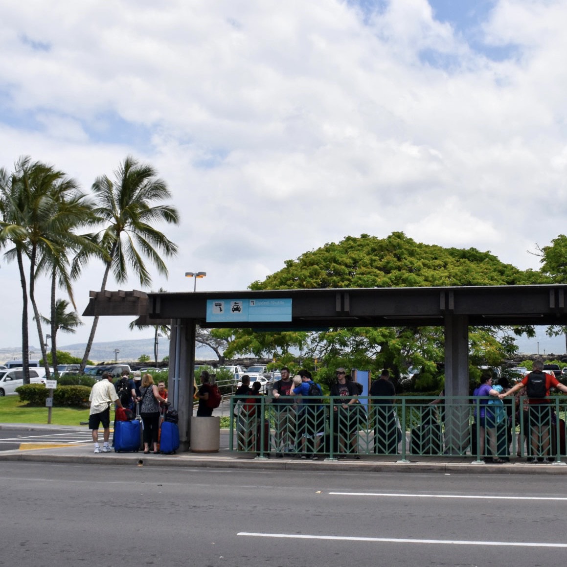 4歳児子連れ海外旅行！ハワイ島6泊8日の旅！ドキドキの出発日編ブログ！オアフ島からハワイ島へ乗り継いでやっと到着！レンタカーの場所まではシャトルバスに乗って移動します。