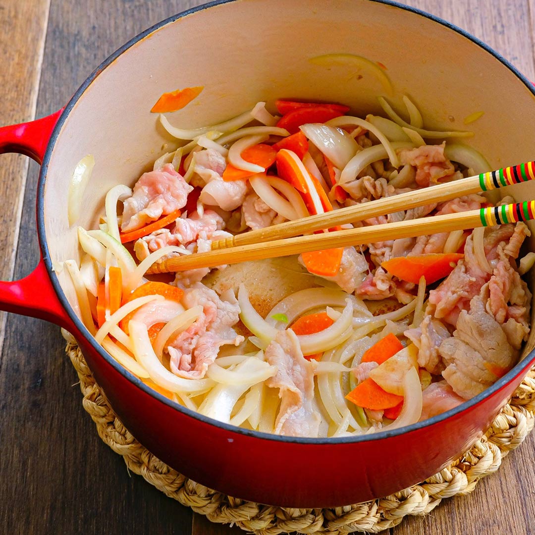 【変わり鍋レシピ】野菜たっぷり！ワンタンの皮入りタンメン風スープ鍋