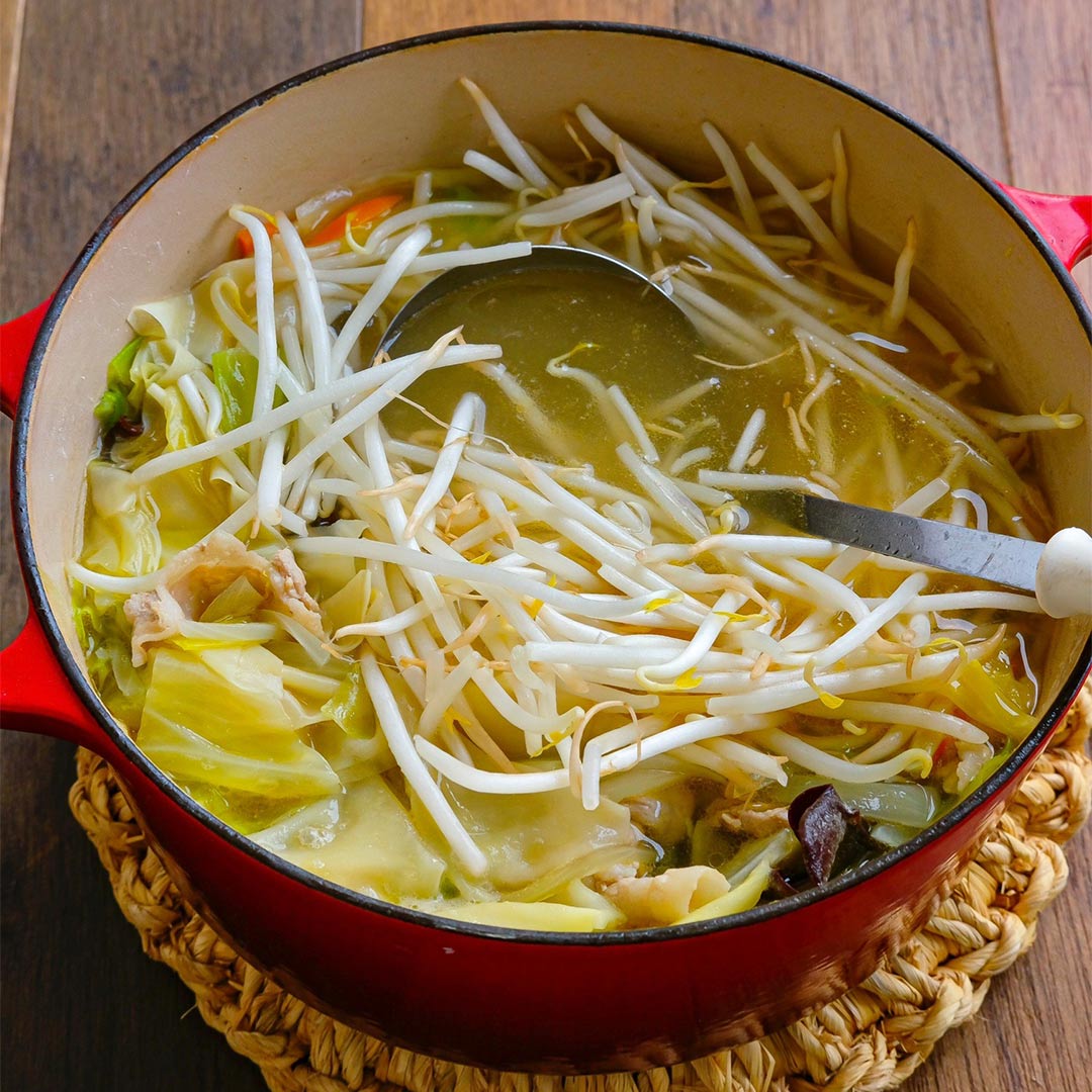 【変わり鍋レシピ】野菜たっぷり！ワンタンの皮入りタンメン風スープ鍋