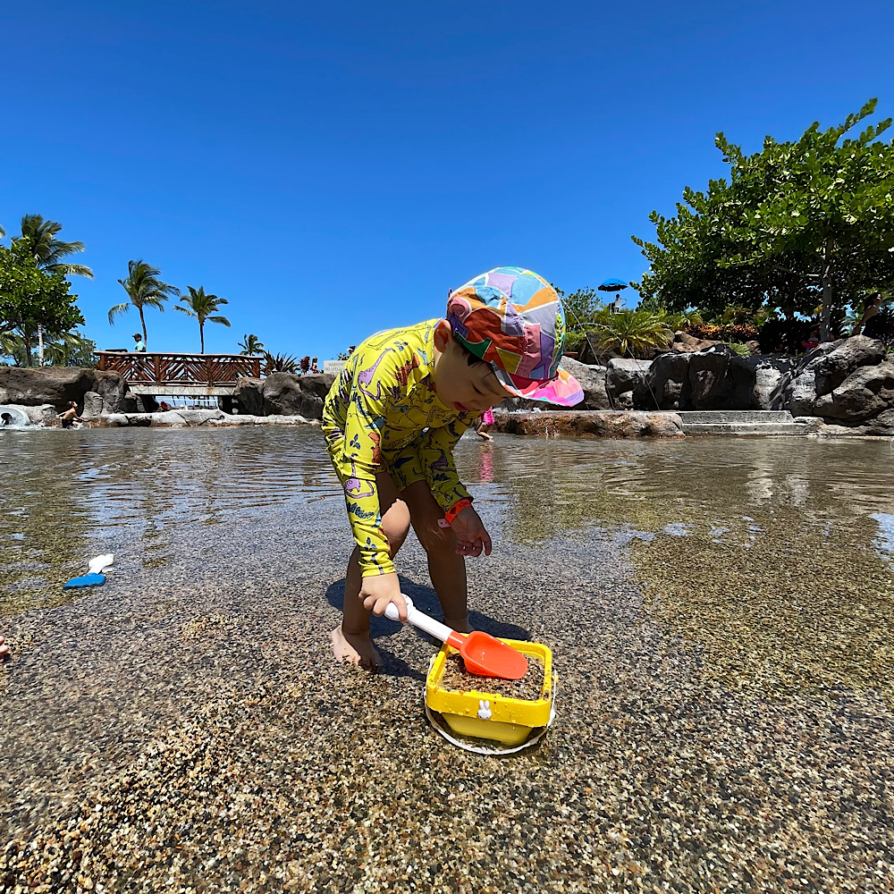 子連れ海外旅行！ハワイ島6泊8日の旅！宿泊したキングズランド・バイ・ヒルトン・グランド・バケーション・クラブ！泳げない子どもも楽しめる、子ども用プールもありました！息子は砂利遊びを楽しんでいました。