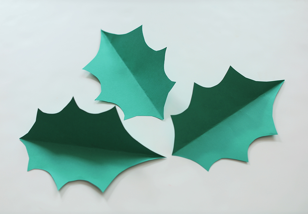 身近な材料で簡単につくれる、クリスマス飾りの工作アイディア 風船ひいらぎ