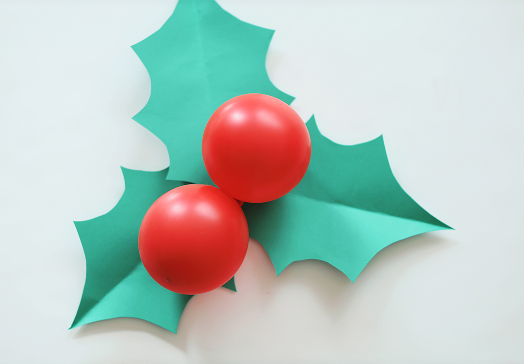 身近な材料で簡単につくれる、クリスマス飾りの工作アイディア 風船ひいらぎ