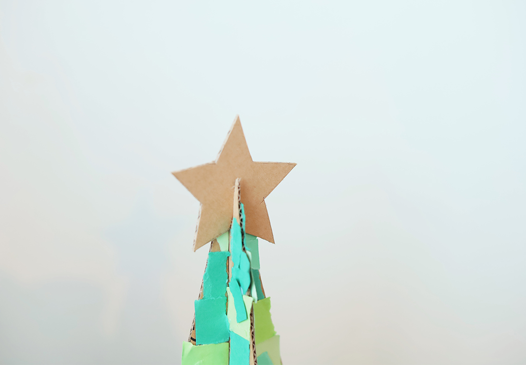 身近な材料で簡単につくれる、クリスマス飾りの工作アイディア 段ボールクリスマスツリー