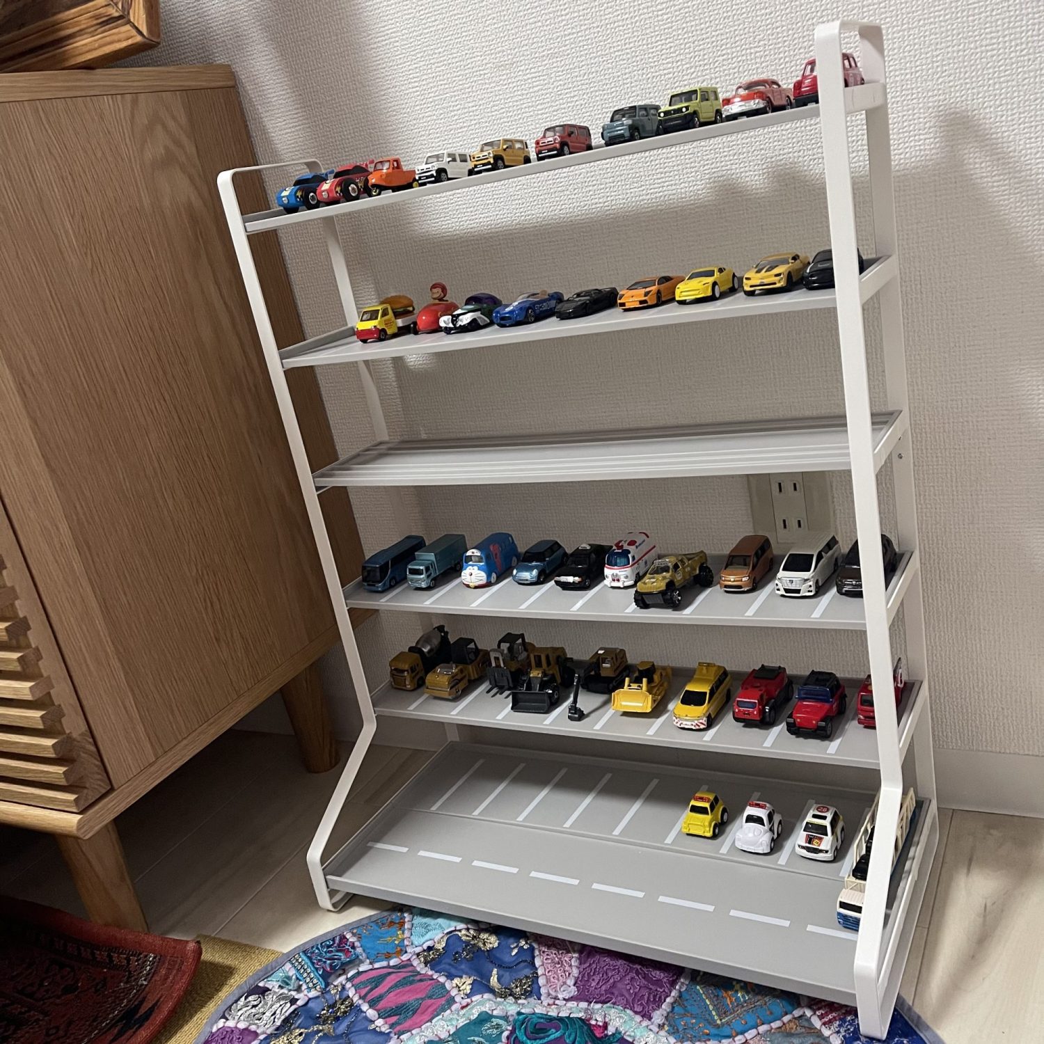 車の収納棚 トミカを片づける