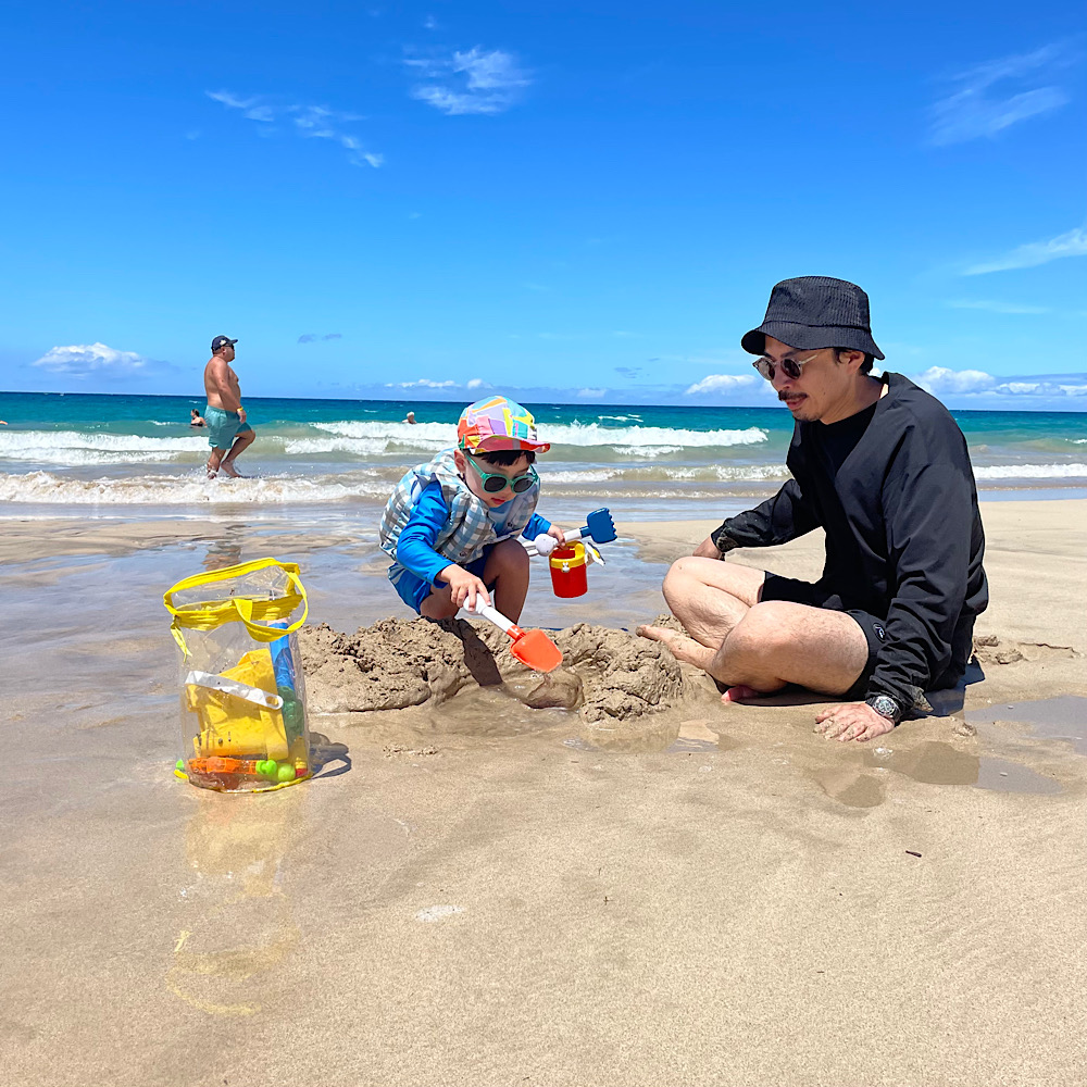 家族で楽しめる！ハワイ島おすすめスポット紹介♪ハプナ・ビーチはハワイ島最大のビーチ！真っ白な砂浜が美しい！息子はひたすら砂遊び。