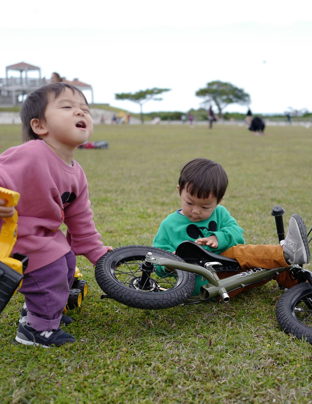 「春気候の沖縄でキックバイクの練習をスタート！」武智志穂の沖縄でのんびり双子育児 Vol.30