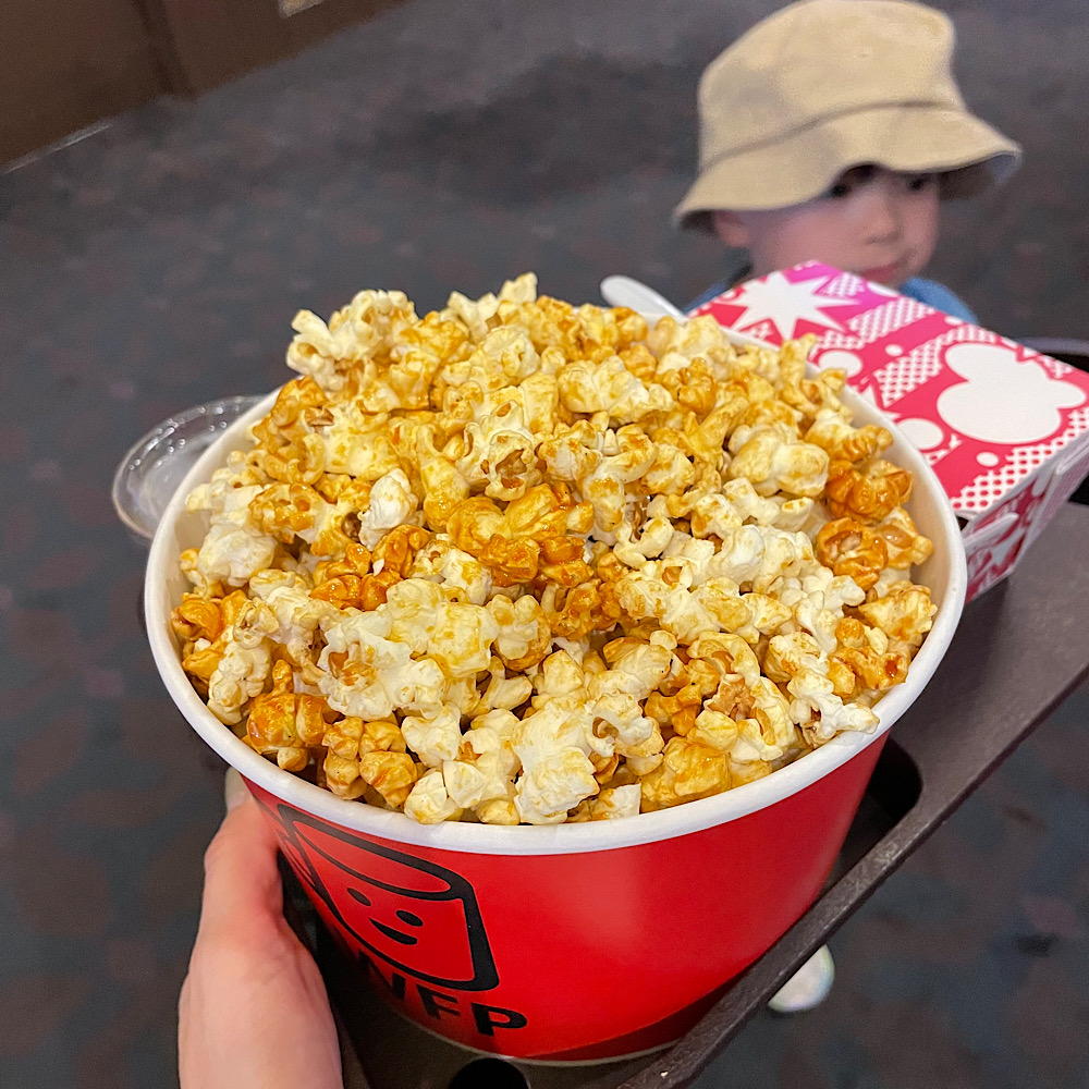 4歳息子の映画館デビュー！息子も楽しみにしていた大きなポップコーンを購入！