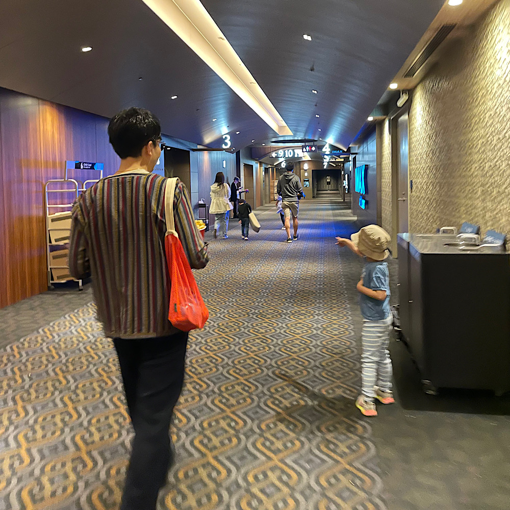 4歳息子の映画館デビュー！ポップコーンを買ってスクリーンへ移動中。大きな通路もまた楽しい♪