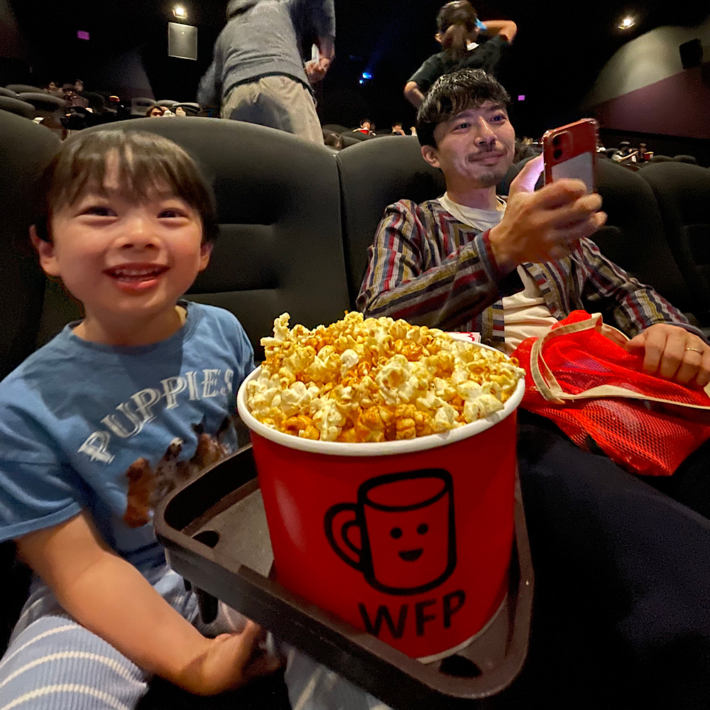 4歳息子の映画館デビュー！幕間のときから楽しみで仕方がない様子。