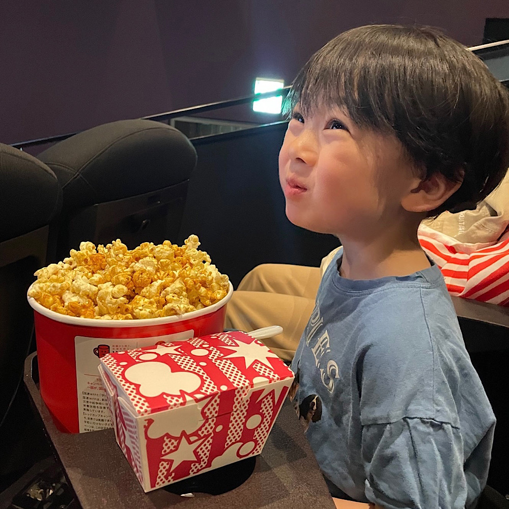 4歳息子の映画館デビュー！大きなポップコーンを前にご満悦の息子。