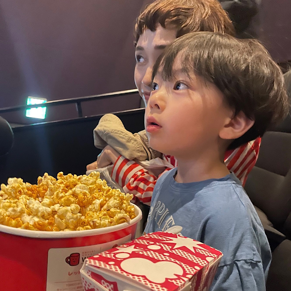 4歳息子の映画館デビュー！幕間のときから楽しみで仕方がない様子。宣伝も真剣に見入っていました。