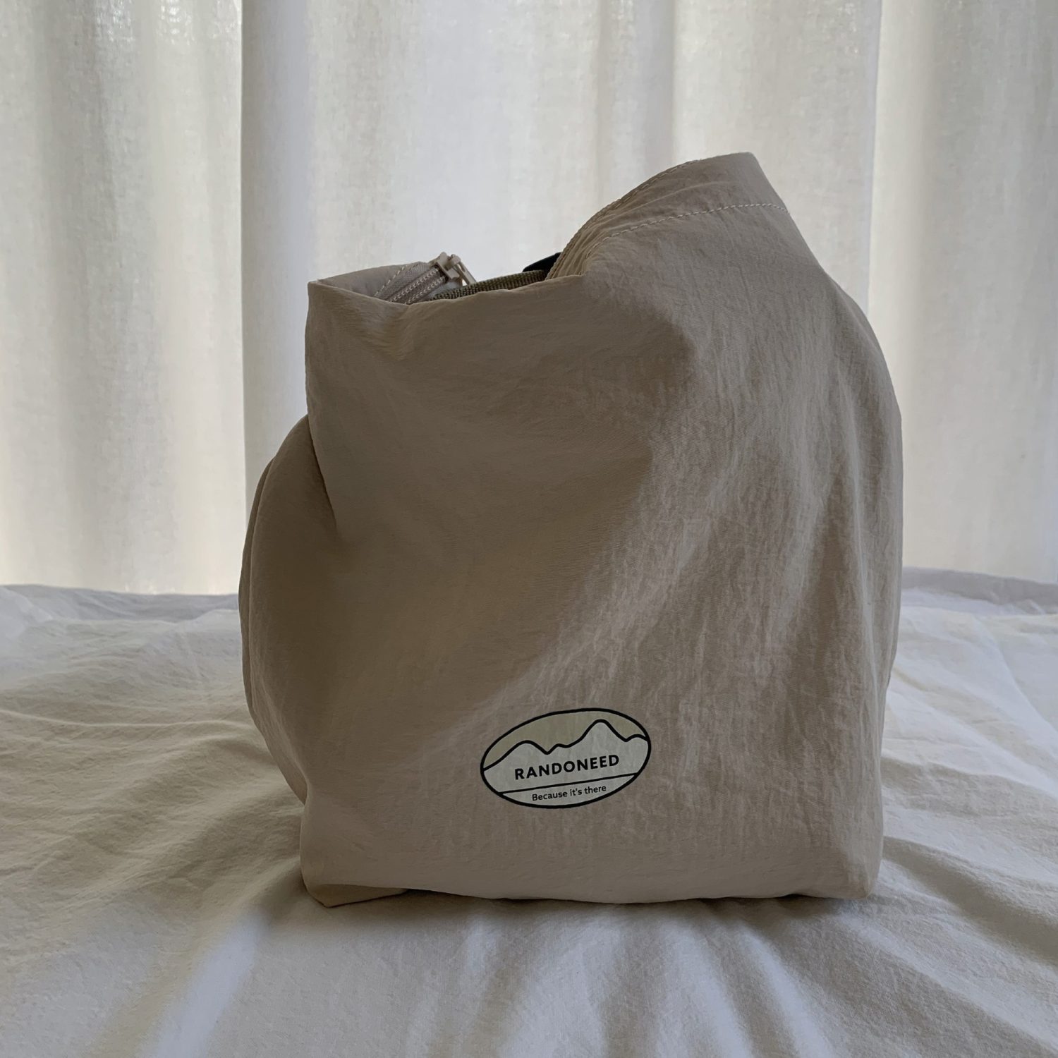 3COINSの保冷バッグは500mlのペットボトルも立たせたまま入れる大きさ！たっぷり入るサイズが嬉しいおすすめの購入品。