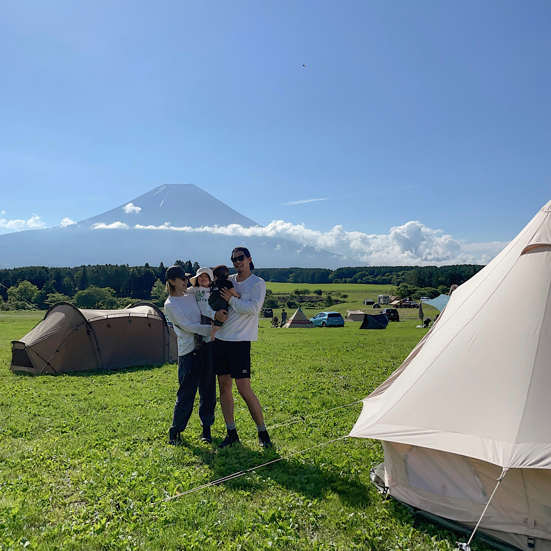 ふもとっぱらキャンプ場、富士山をバックに記念撮影
