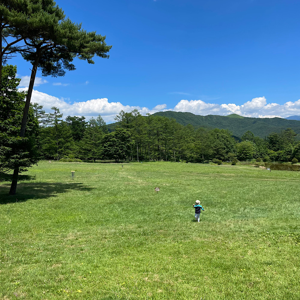 八ヶ岳・清里子連れ旅行におすすめの穴場スポット紹介！清里の森にある、木製のアスレチック遊具。眼の前には大きな原っぱ。広い原っぱを走り回る息子。