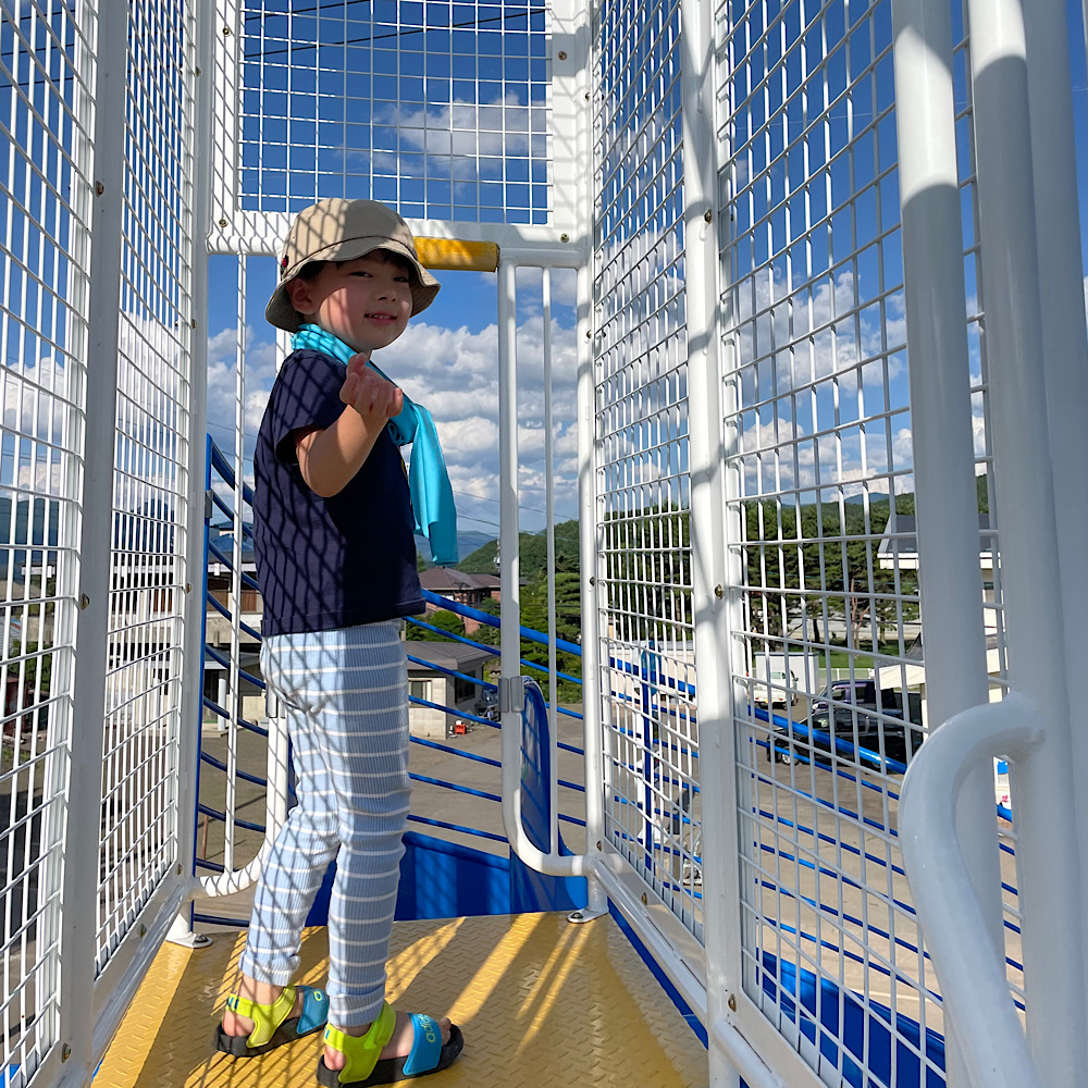 八ヶ岳・清里子連れ旅行におすすめの穴場スポット紹介！野辺山駅にあるフクロウの機関車ひろば。遊園地みたいな大きな遊具。滑り台を滑る息子。