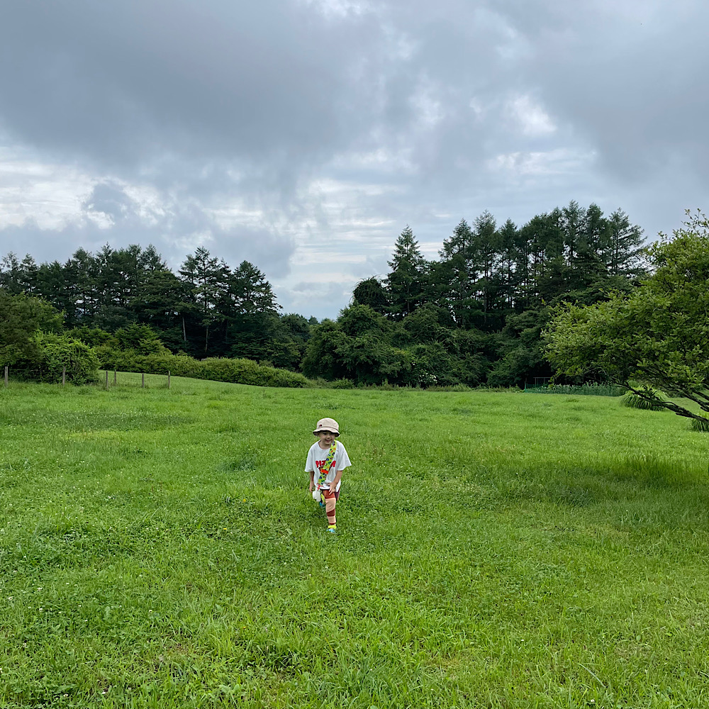 八ヶ岳・清里子連れ旅行におすすめの穴場スポット紹介！日野水牧場ファームハウス。ハウスの前は広い原っぱ。走りまわる息子。