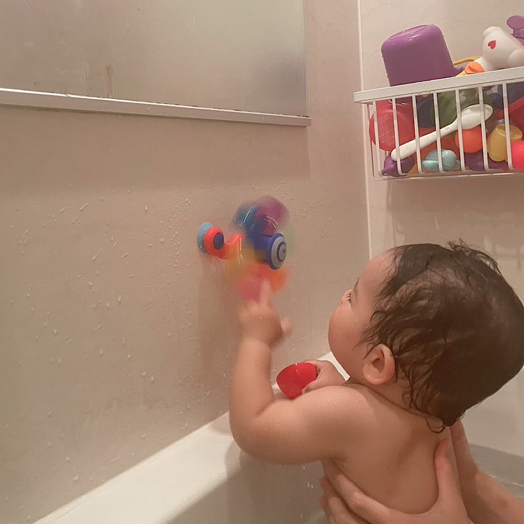 SHEINで購入できるお風呂用おもちゃで遊ぶ11ヶ月の息子