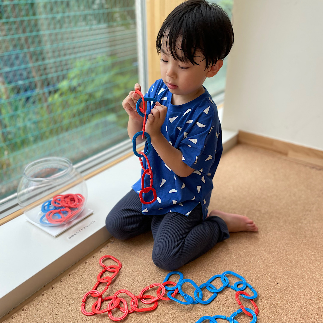 区外の人も遊べる！渋谷区の子育て支援施設「co しぶや」。2階には随所にあそびのしかけがある。輪っかあそびをする息子。