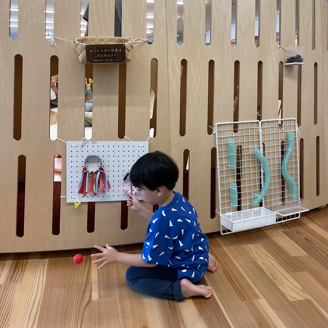 区外の人も遊べる！渋谷区の子育て支援施設「co しぶや」。3階は渋谷区民専用ひろば。円の模型の外にあるあそびの仕掛けを楽しむ息子。