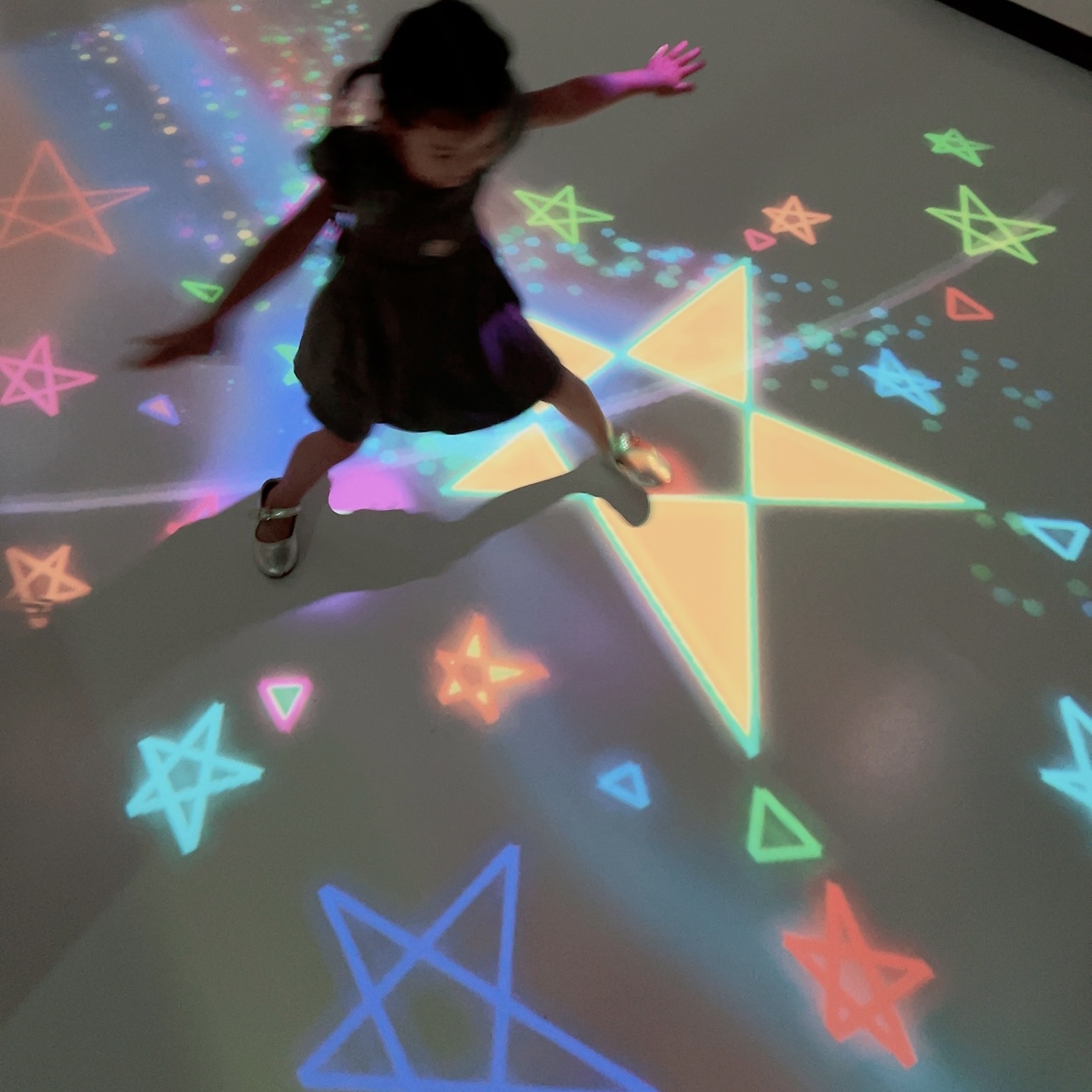 暑い日のお出かけに！光と遊ぶ体感型ミュージアム「魔法の美術館」