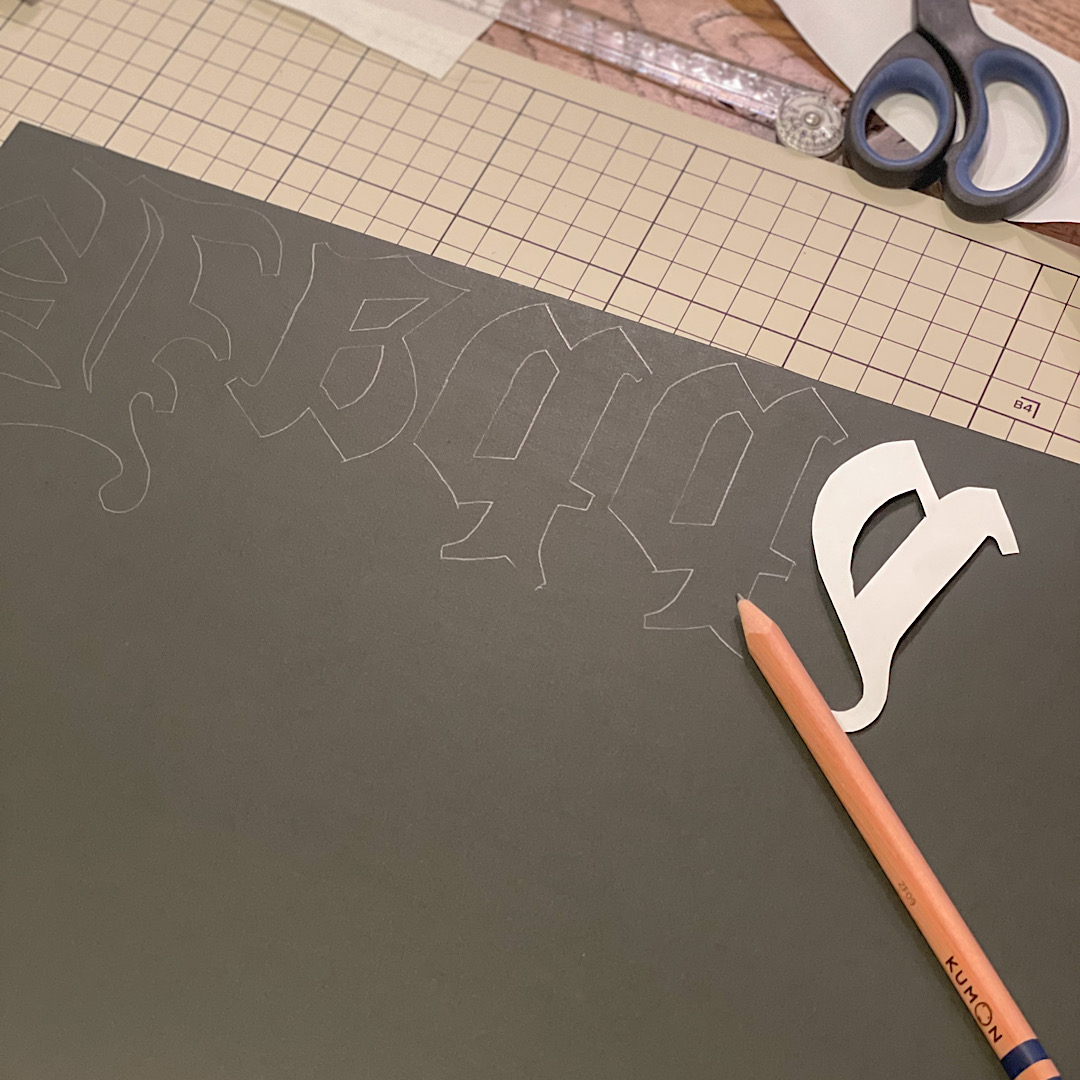 オリジナルガーランド作りに必要な文字を、厚紙に転写する作業